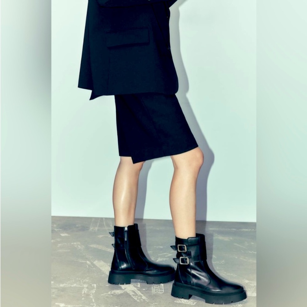 Zara LOW HEELED BUCKLED LEATHER
ANKLE BOOTS